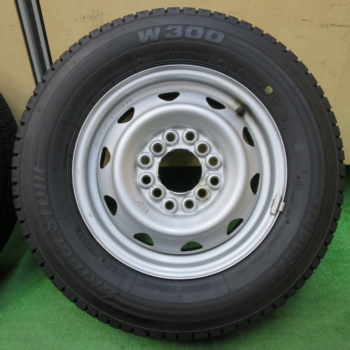 [送料無料] バリ溝！22年！キレイ！9.5分★スタッドレス 145/80R12 80/78N ブリヂストン W300 スチール ホイール 12インチ PCD 100 110 114.3/4H マルチ★5011307イス