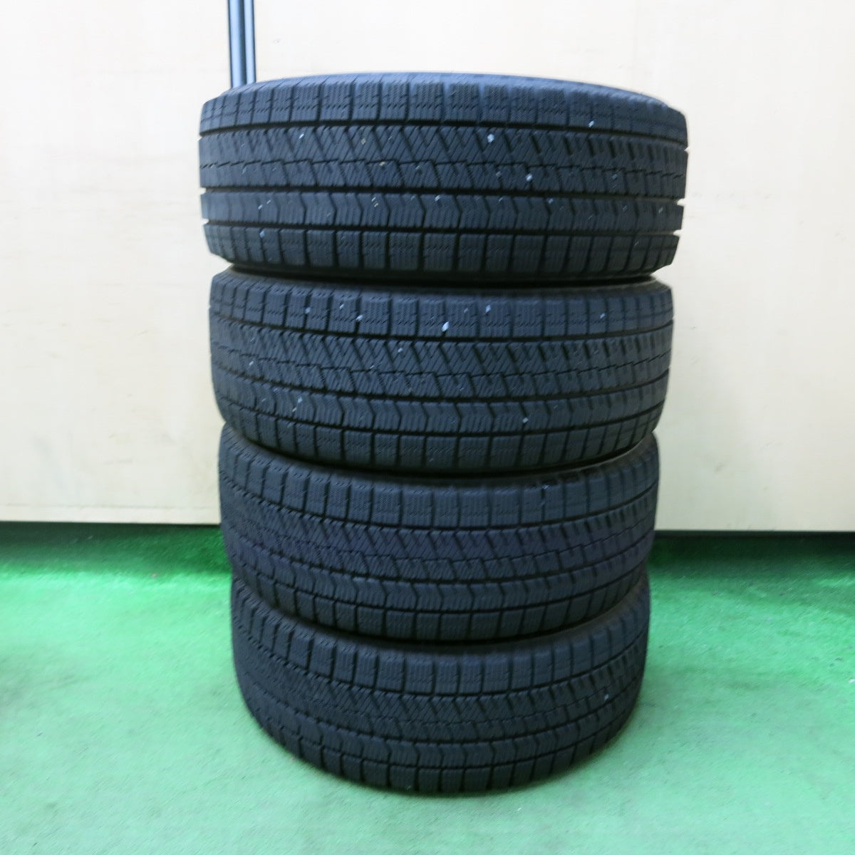 [送料無料] バリ溝！21年！キレイ！9.5分★FIAT フィアット 500 等 BORBET 185/55R15 スタッドレス ブリヂストン ブリザック VRX2 ボルベット PCD98/4H★4111210SYス