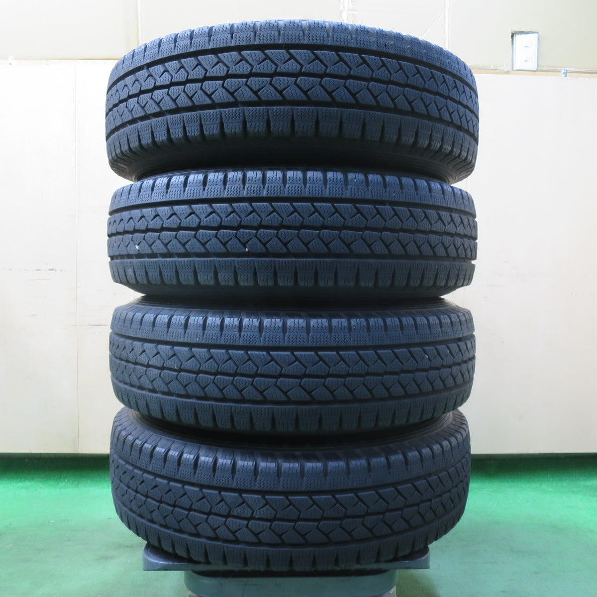 [送料無料] バリ溝！キレイ！9.5分★スタッドレス 195/80R15 107/105L ブリヂストン ブリザック VL1 VENES Suv ヴェネス 15インチ PCD139.7/6H★5021504イス