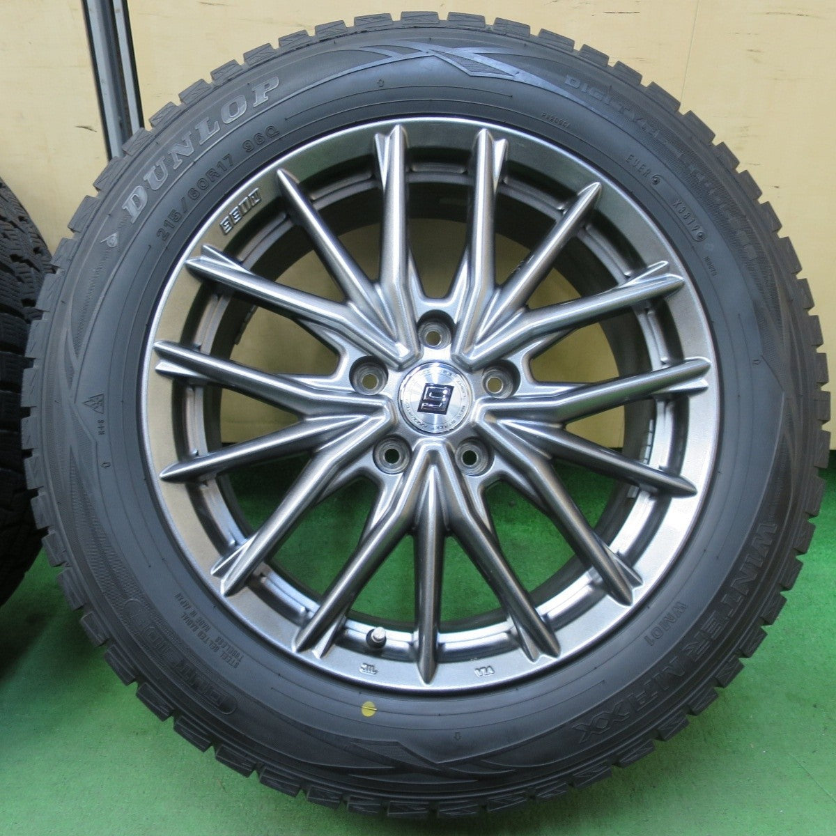 バリ溝！キレイ！9.5分★スタッドレス 215/60R17 ダンロップ ウインターマックス WM01 SEIN ザイン 17インチ PCD114.3/5H★5032409イス