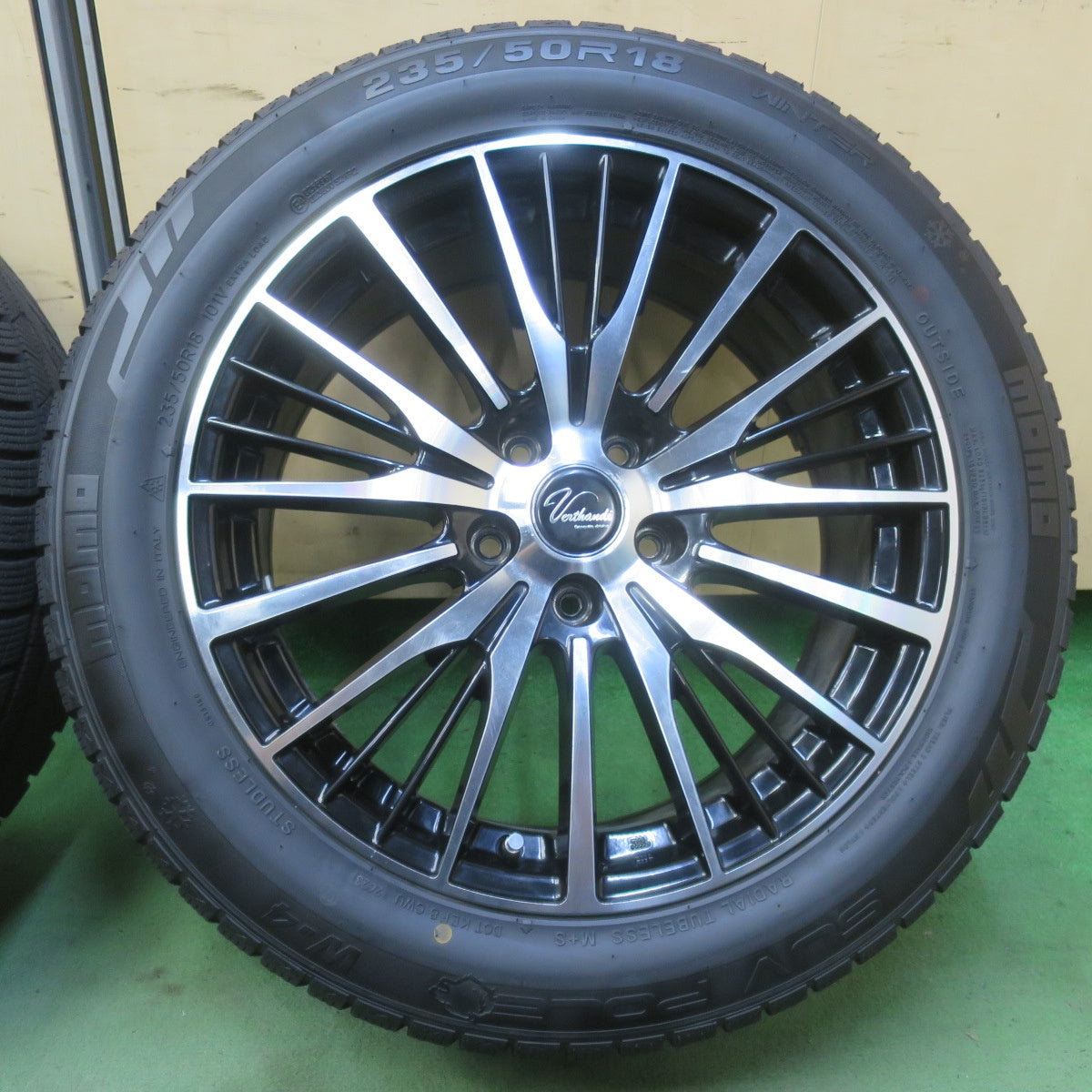バリ溝！23年！8.5分◎スタッドレス 235/50R18 モモ SUV POLE W-4 Verthandi ヴェルザンディ 18インチ PCD114.3/5H◎6091501IMス