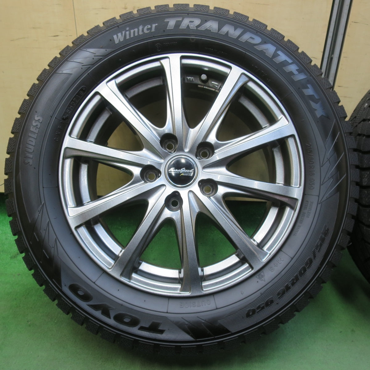 ほぼ未使用！キレイ★スタッドレス 215/60R16 トーヨー ウインター トランパス TX EuroSpeed MANARAY SPORT ユーロスピード 16インチ PCD114.3/5H★5120907イス