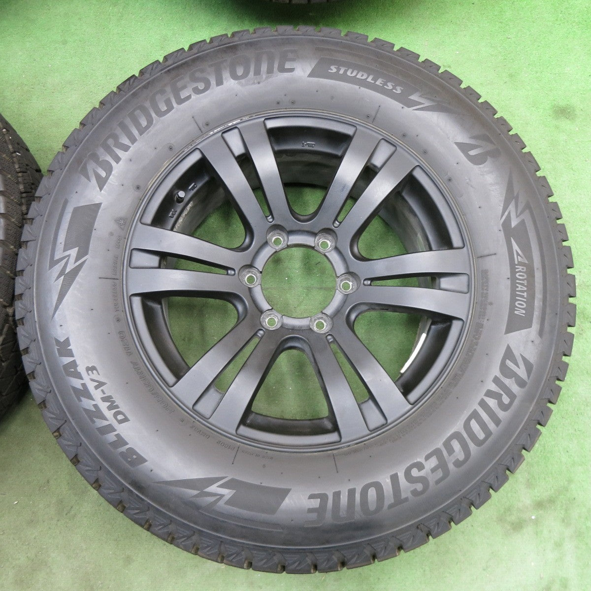 バリ溝！23年！キレイ！9.5分★スタッドレス 265/65R17 ブリヂストン ブリザック DM-V3 社外 アルミ 17インチ PCD139.7/6H★6011303ナス