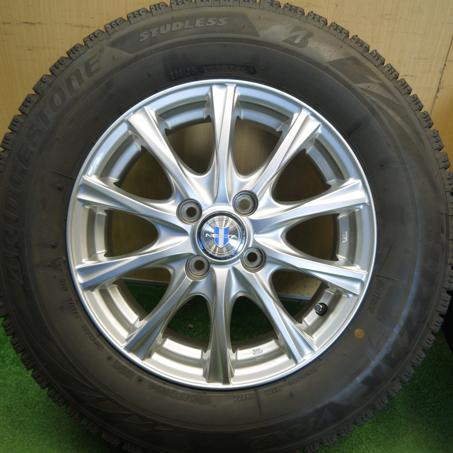 バリ溝！24年！キレイ！9.5分★スタッドレス 185/70R14 ブリヂストン ブリザック VRX2 NEXTA ネクスタ 14インチ PCD100/4H★6042801Hス