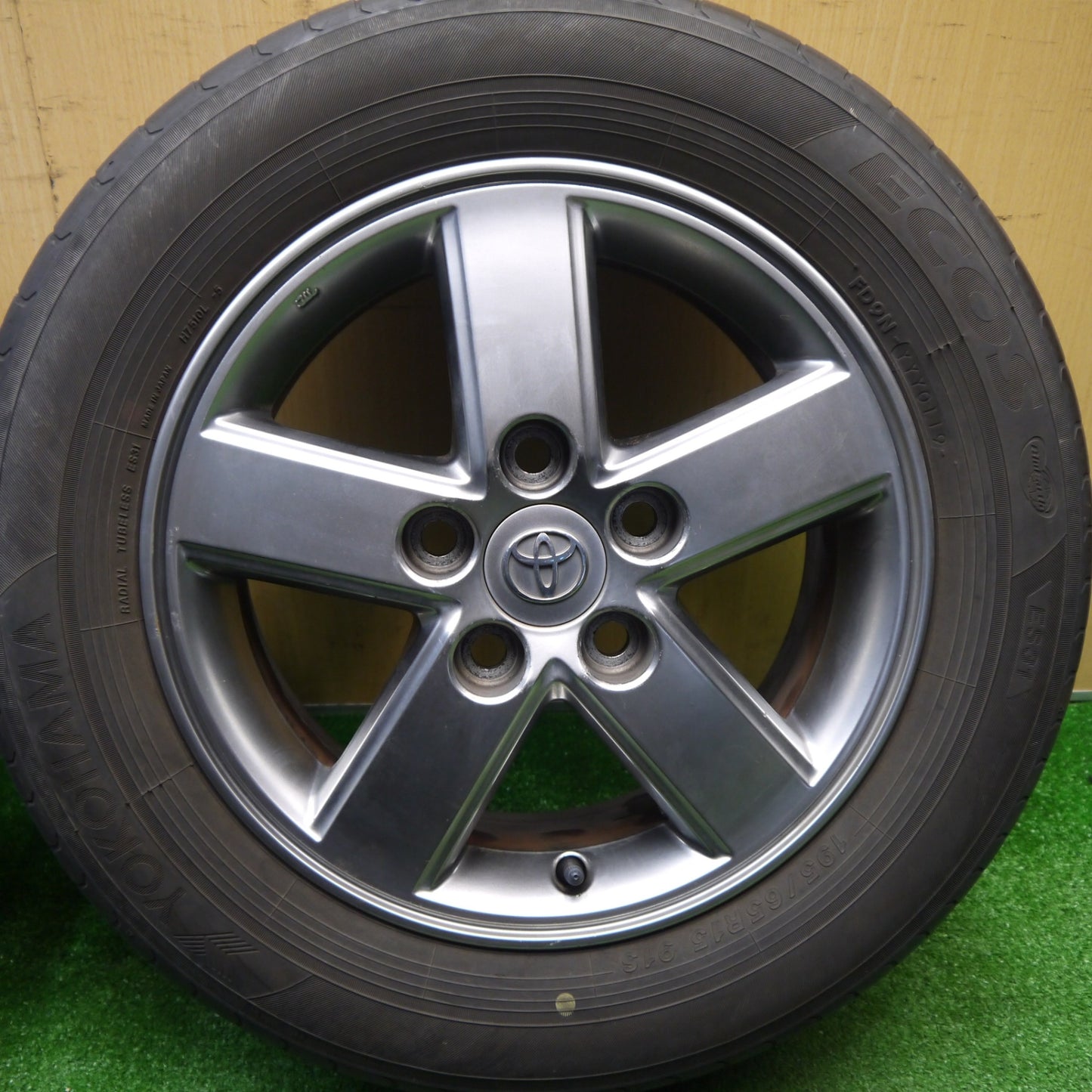 4本価格★トヨタ 60系 ノア ヴォクシー 純正 195/65R15 ヨコハマ エコス ES31 15インチ PCD114.3/5H★5111104Hノ