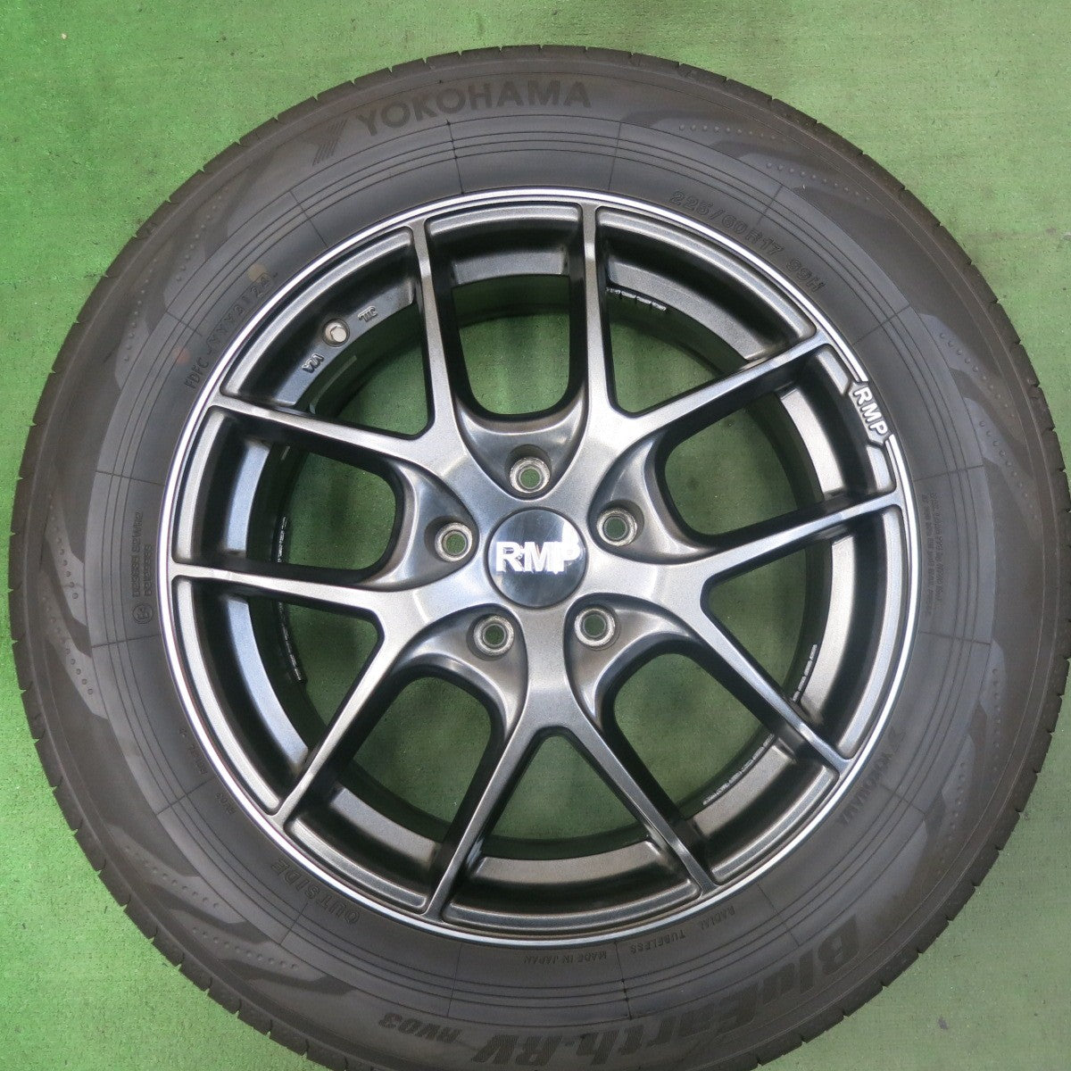バリ溝！24年！キレイ！9.5分★RMP 025F 225/60R17 ヨコハマ BluEarth-RV RV03 ブルーアース 17インチ PCD114.3/5H★5100603SKノ