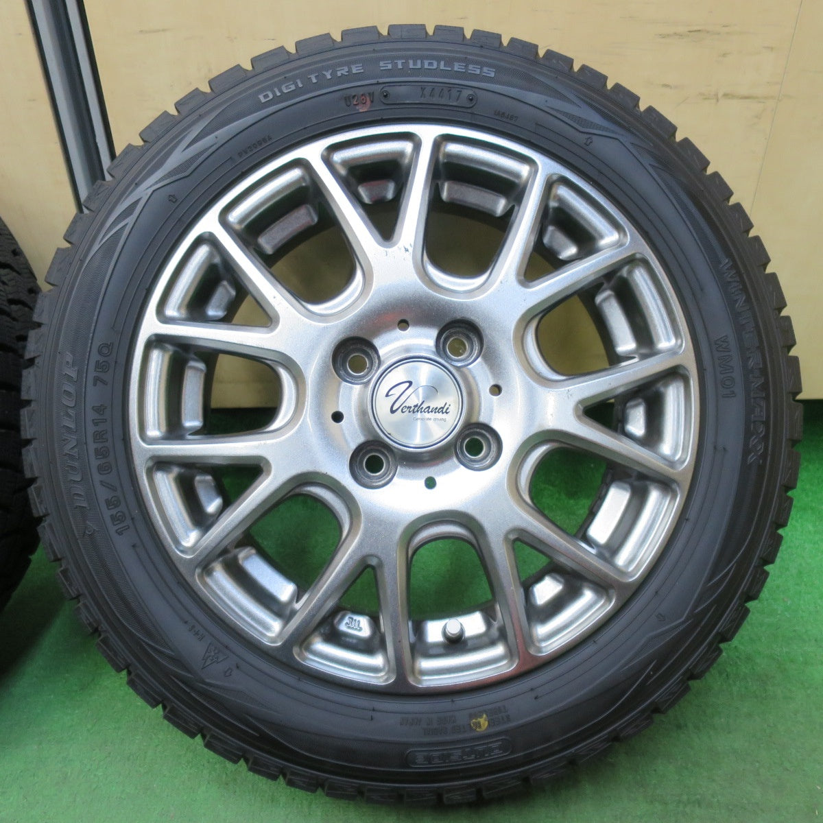[送料無料] バリ溝！9.5分以上★スタッドレス 155/65R14 ダンロップ ウインターマックス WM01 Verthandi ヴェルザンディ ヴェルサンディ 14インチ PCD100/4H★5012708イス