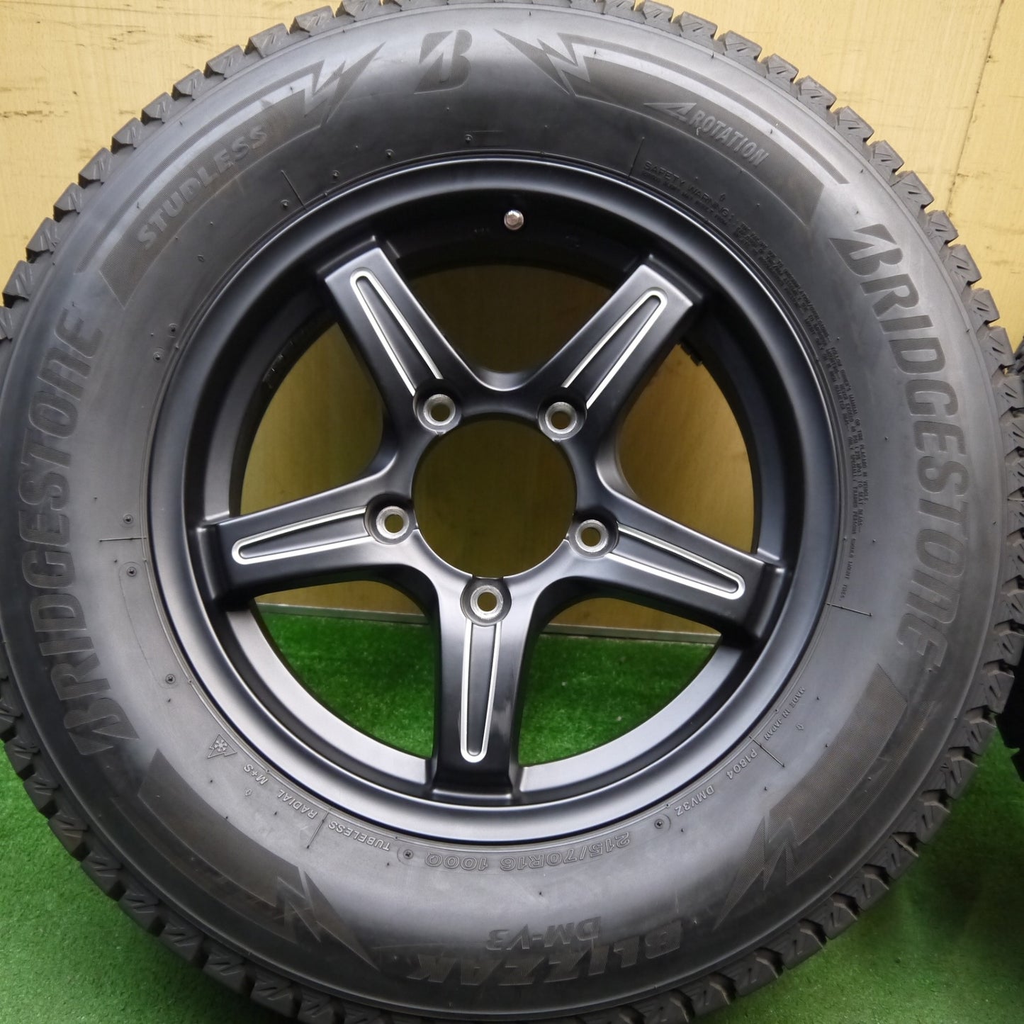 バリ溝！23年！キレイ！9.5分★ジムニー 等 215/70R16 スタッドレス ブリヂストン ブリザック DM-V3 社外 アルミ 16インチ PCD139.7/5H★5070706Hス