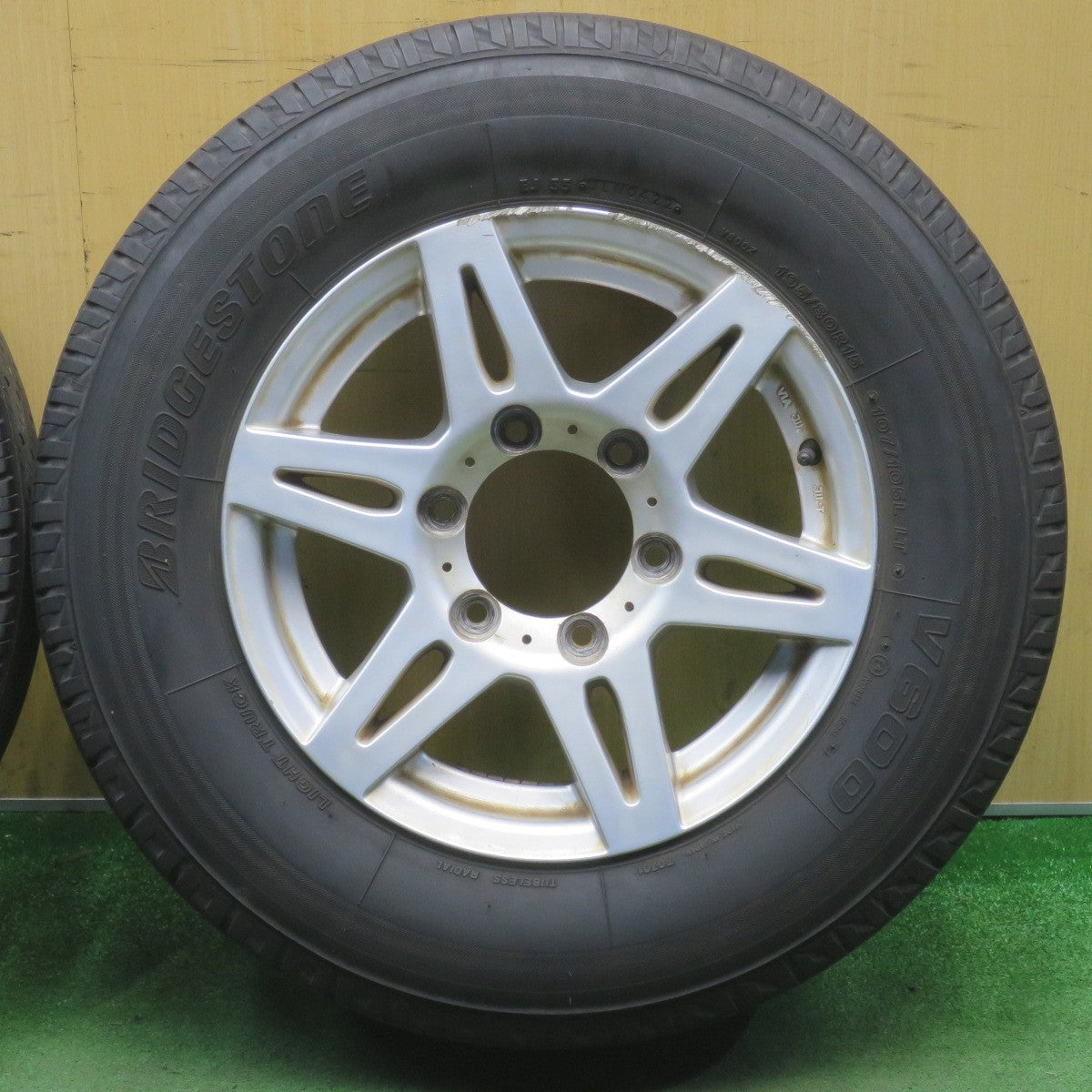 4本価格！22年◎195/80R15 107/105L ブリヂストン V600 社外 アルミ 15インチ PCD139.7/6H◎6061701NJノ