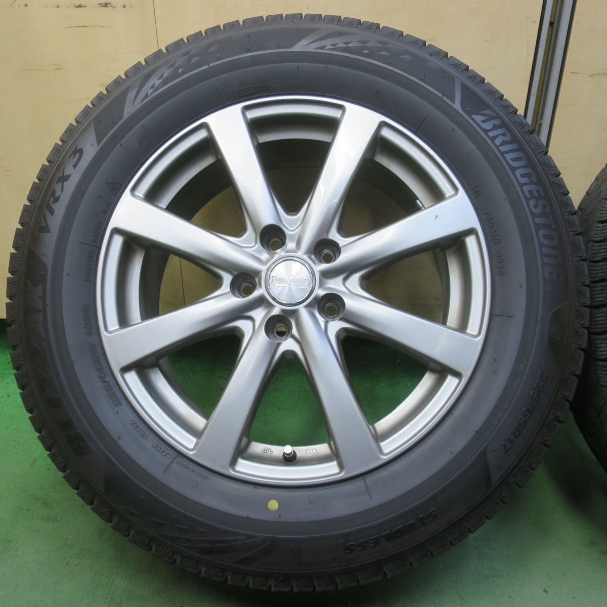 バリ溝！24年！9分◎スタッドレス 225/65R17 ブリヂストン ブリザック VRX3 DILETTO ディレット 17インチ PCD114.3/5H◎6092907イス