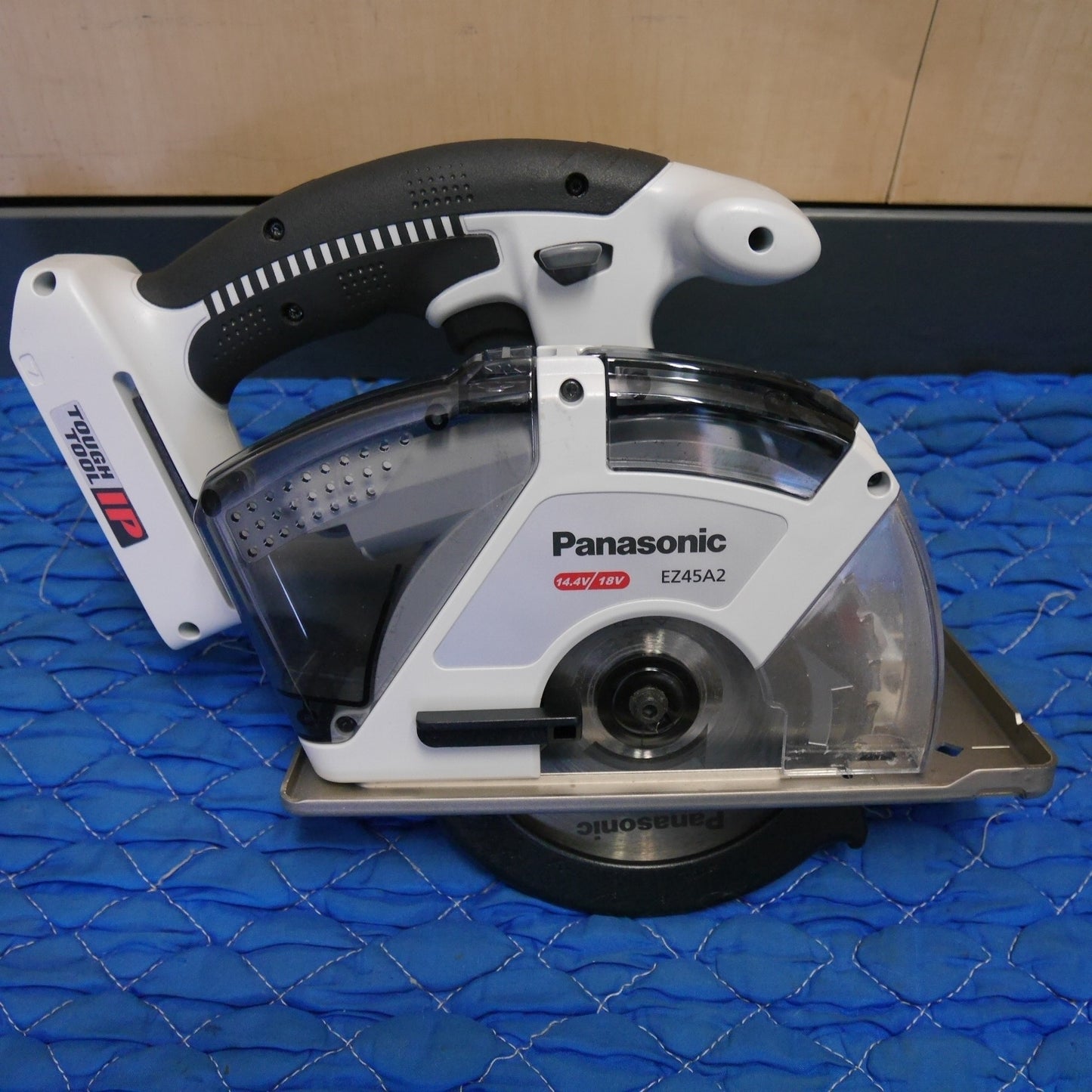[送料無料] バッテリー2個！キレイ☆Panasonic 充電 パワー カッター 135 EZ45A2 電動 工具 切断機 パナソニック 充電器 EZ0L81☆
