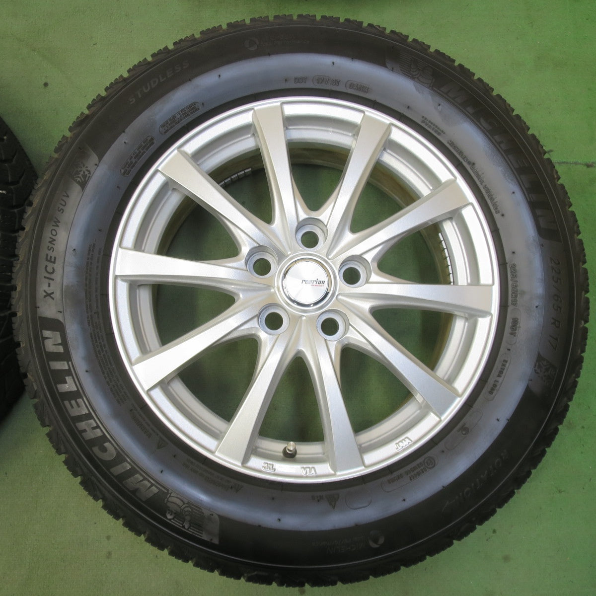 バリ溝！24年！キレイ！9分◎40系 アルファード 等 225/65R17 スタッドレス ミシュラン X-ICE SNOW SUV ravrion RS01 ラブリオン 17インチ PCD120/5H◎6071411イス