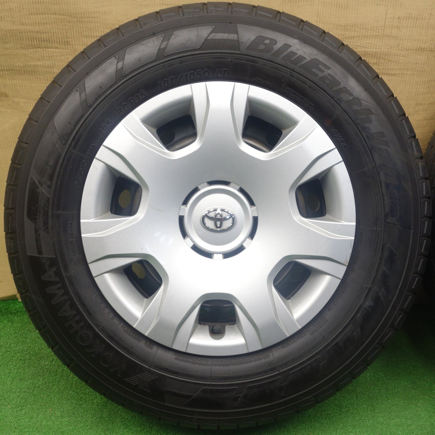 バリ溝！24年！8.5分★トヨタ 200系 ハイエース 純正 スチール 195/80R15 107/105Q ヨコハマ BluEarth-Van RY55 15インチ PCD139.7/6H★6022504KTノ