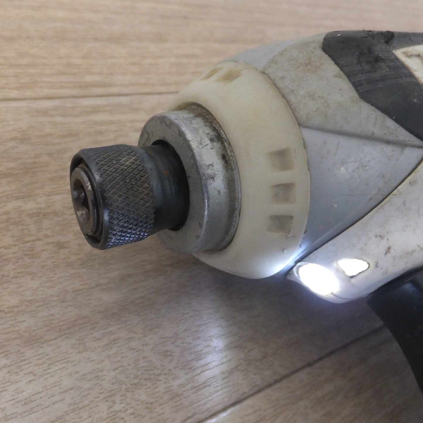 [送料無料] ★マキタ makita 充電式インパクトドライバ TD132DRFXW 14.4V　本体 TD132D のみ★