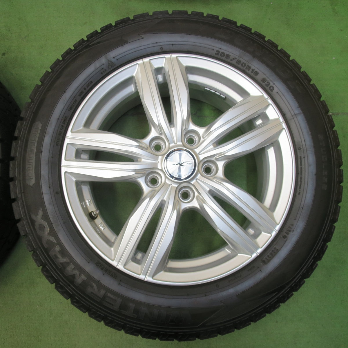バリ溝！キレイ！9.5分★スタッドレス 205/60R16 ダンロップ ウインターマックス WM02 JOKER ジョーカー 16インチ PCD114.3/5H★5123005イス