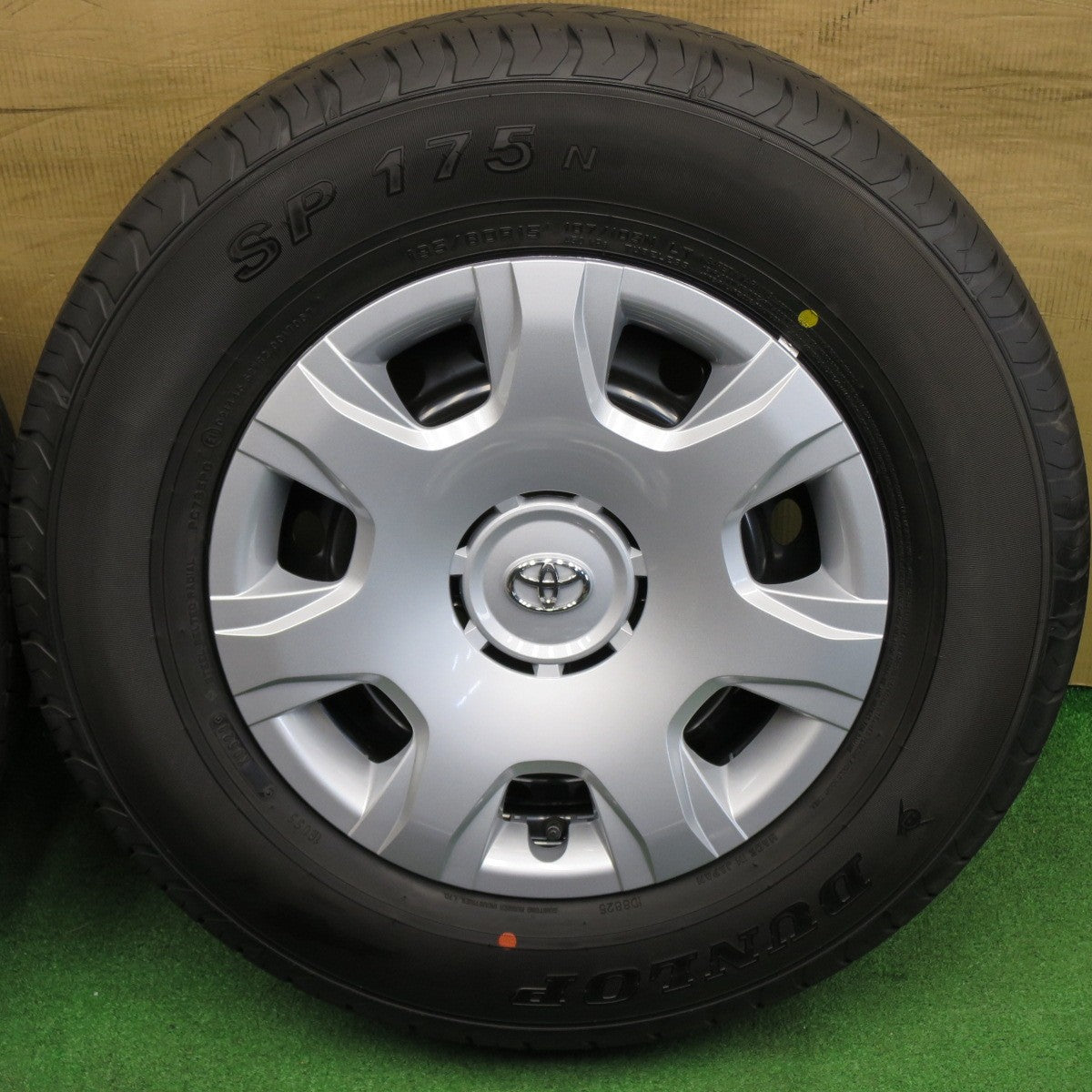 新車外し！23年★トヨタ 200系 ハイエース 純正 スチール 195/80R15 107/105N ダンロップ SP175N 15インチ PCD139.7/6H★6031101NKノ