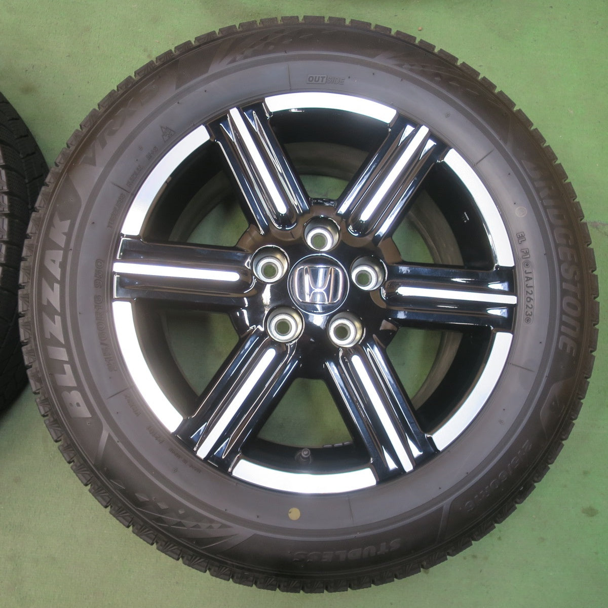 バリ溝！23年！キレイ！9.5分★ホンダ RV ヴェゼル 純正 215/60R16 スタッドレス ブリヂストン ブリザック VRX3 16インチ PCD114.3/5H★6032305イス