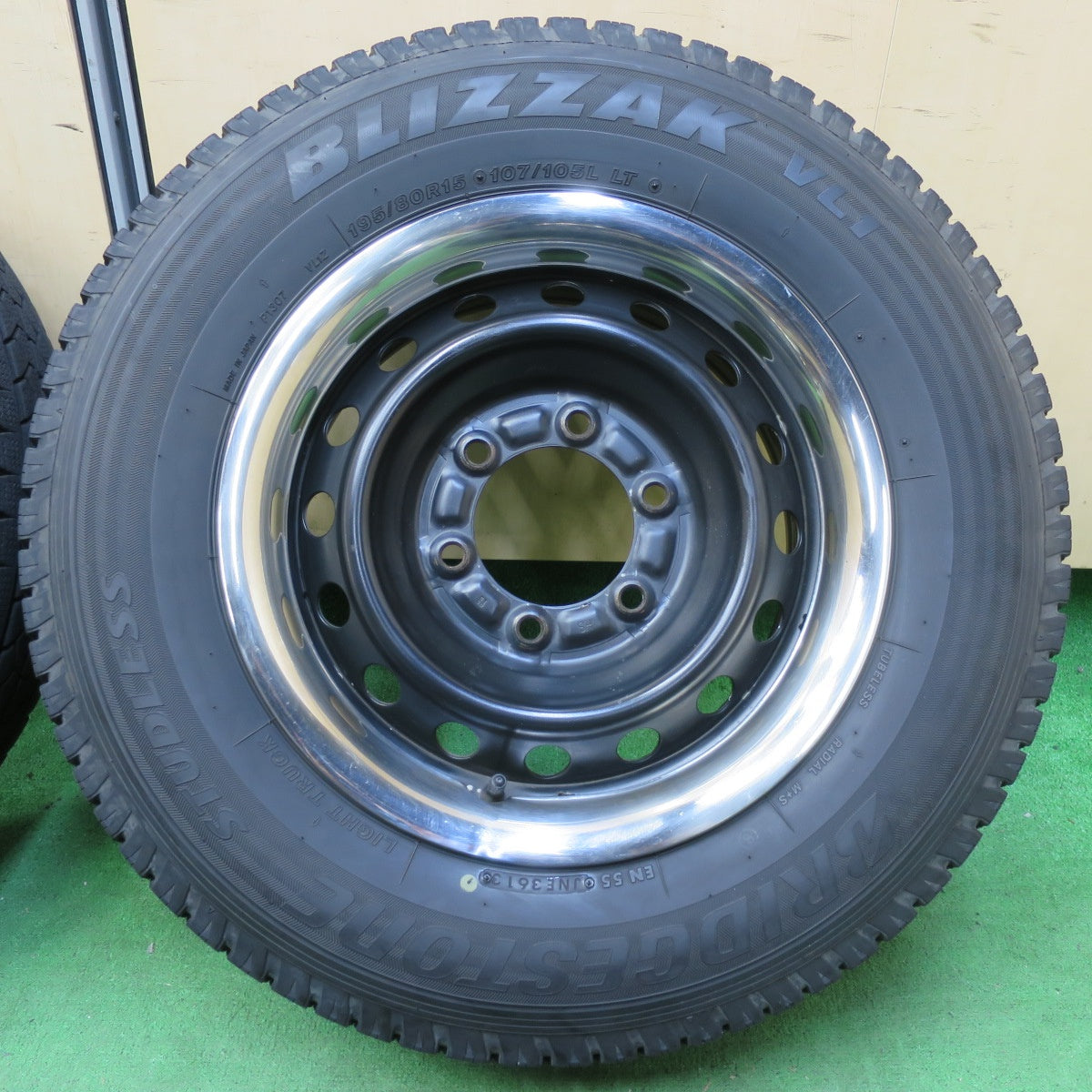 [送料無料] リムガード付き！バリ溝！キレイ！9分★トヨタ ハイエース 純正 スチール 195/80R15 107/105L スタッドレス ブリヂストン ブリザック VL1 PCD139.7/6H★4093010イス