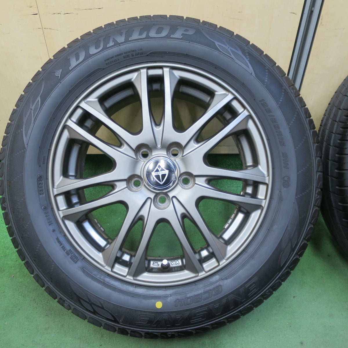 バリ溝！23年！キレイ！9.5分★プリウス 等 195/65R15 ダンロップ エナセーブ EC204 VELVA ヴェルヴァ 15インチ PCD100/5H★5072403TTノ