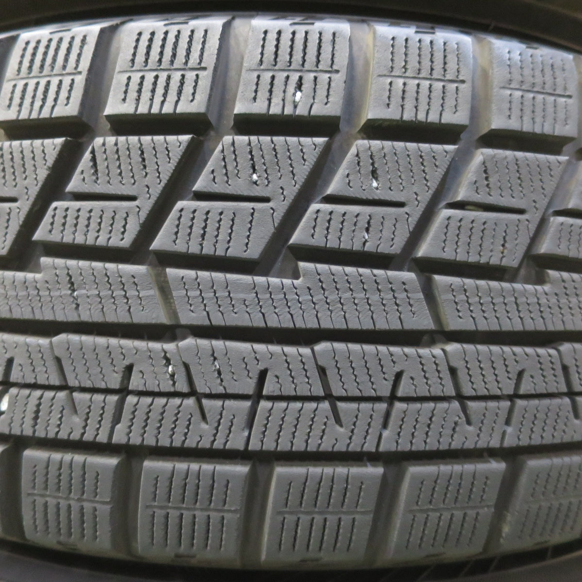 バリ溝！24年！キレイ！9.5分◎スタッドレス 215/60R16 ヨコハマ アイスガード iG60 ravrion selzer ラブリオン 16インチ PCD114.3/5H◎6072702イス