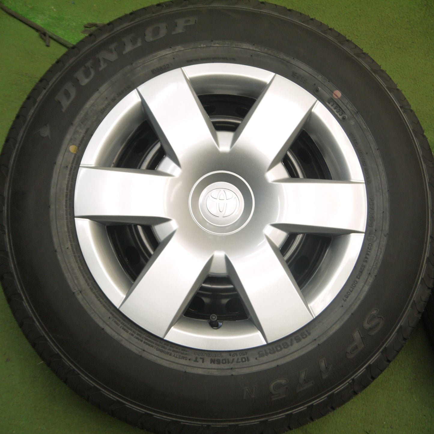 *送料無料* 新車外し！23年★トヨタ 200系 ハイエース 純正 スチール 195/80R15 107/105N ダンロップ SP175N 15インチ PCD139.7/6H★4062110Hノ