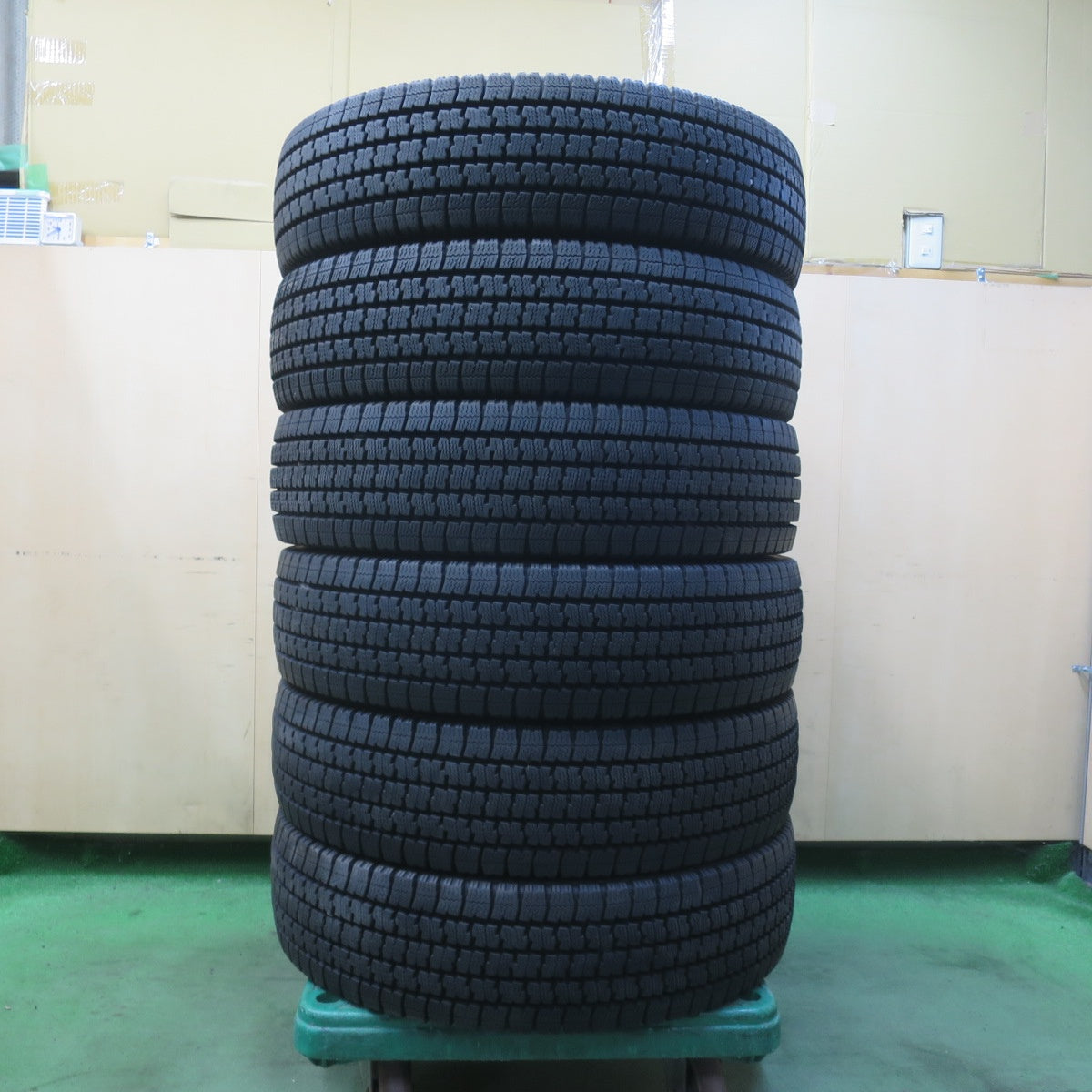 バリ溝！24年！9分！6本★トラック タイヤ 205/85R16 117/115N スタッドレス トーヨー デルベックス M935 DELVEX 16インチ★6032401イスタ