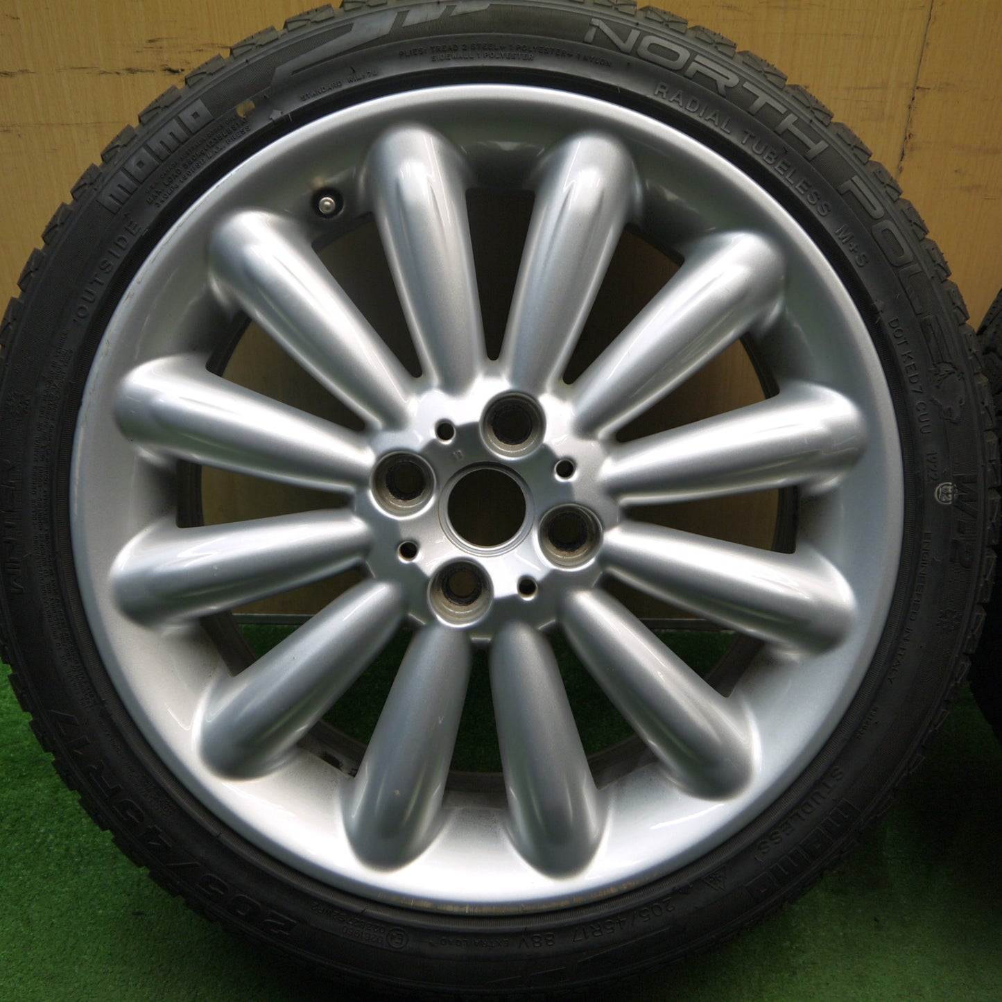 バリ溝！22年！9分★MINI ミニ 50 メイフェア クーパー 純正 205/45R17 スタッドレス モモ NORTH POLE W-2 17インチ PCD100/4H★5072801Hス