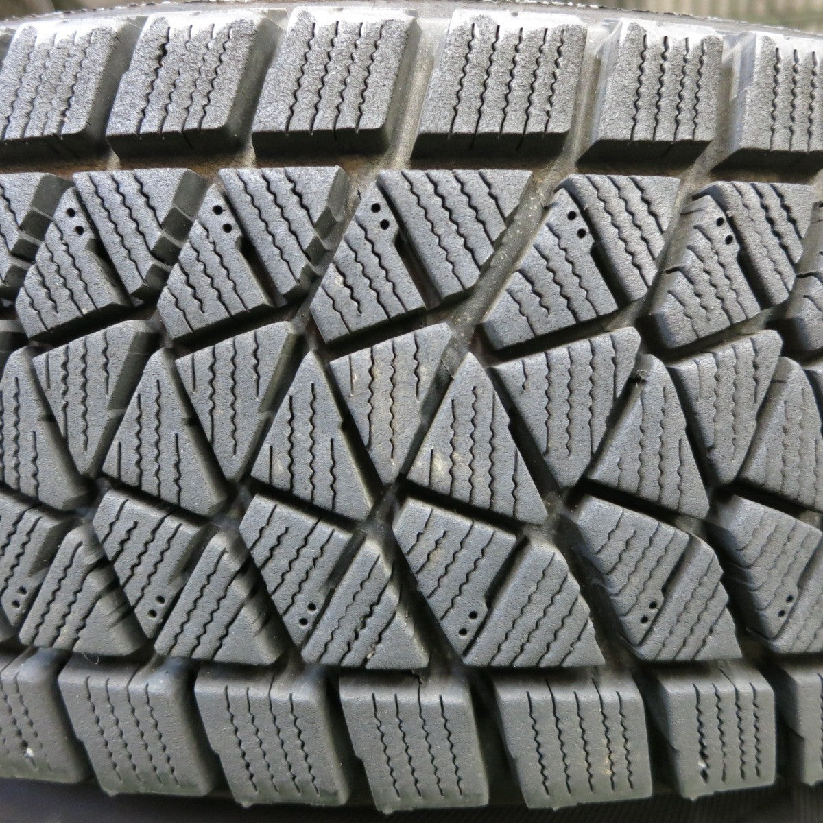 *送料無料* キレイ★ジムニー等 175/80R16 スタッドレス ブリヂストン ブリザック DM-V2 社外 アルミ 16インチ PCD139.7/5H★4051609イス