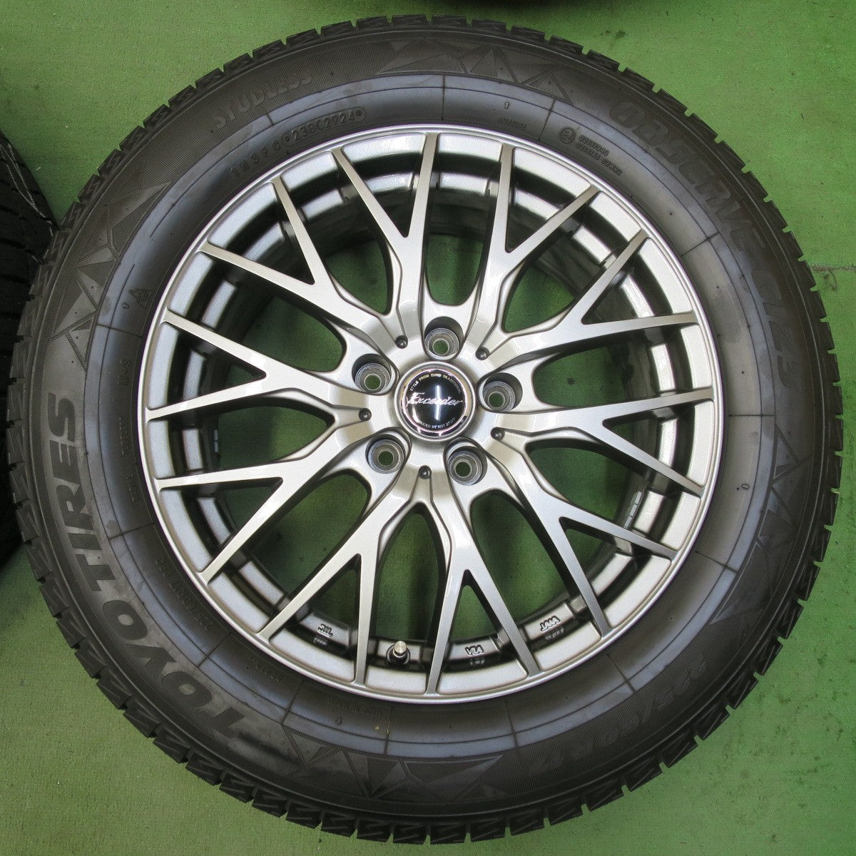 バリ溝！24年！キレイ！ほぼ10分★スタッドレス 225/60R17 トーヨー オブザーブ GIZ3 Exceeder エクシーダー 17インチ PCD114.3/5H★5101509イス