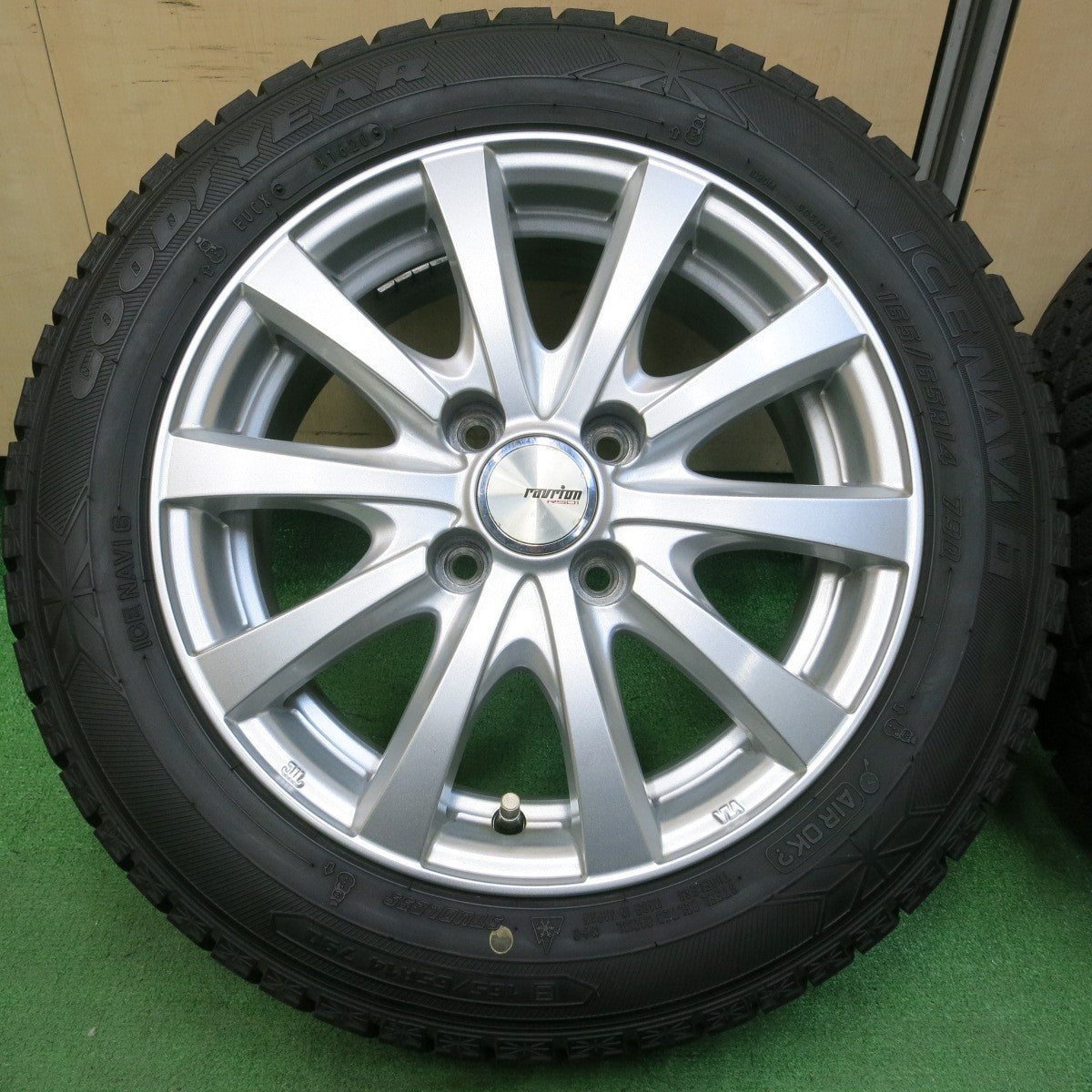 *送料無料* バリ溝！20年！綺麗！9.5分★スタッドレス 165/65R14 グッドイヤー アイスナビ6 ravrion RS01 ラブリオン 14インチ PCD100/4H★4041904イス