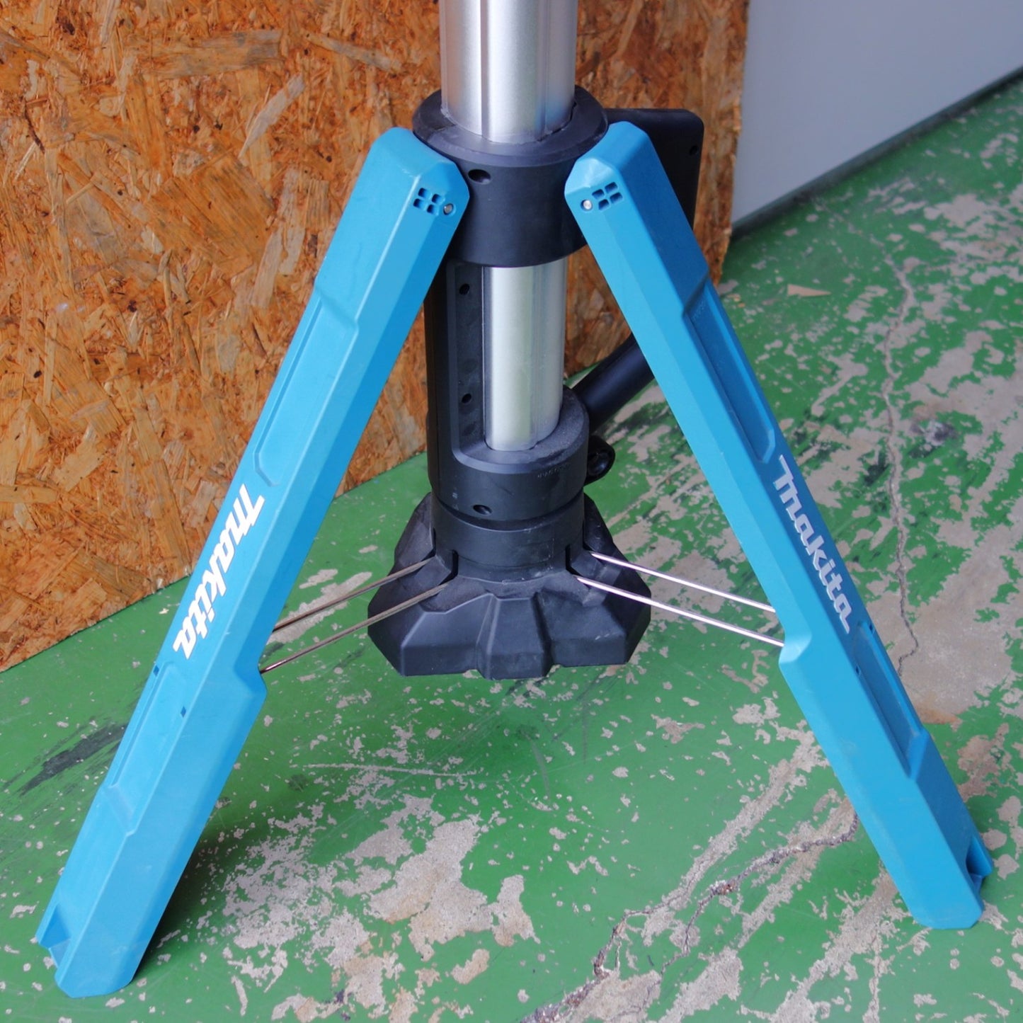 [送料無料] キレイ◆makita マキタ 充電式タワーライト ML814 投光器 照明 専用ショルダーバッグ付 本体のみ◆