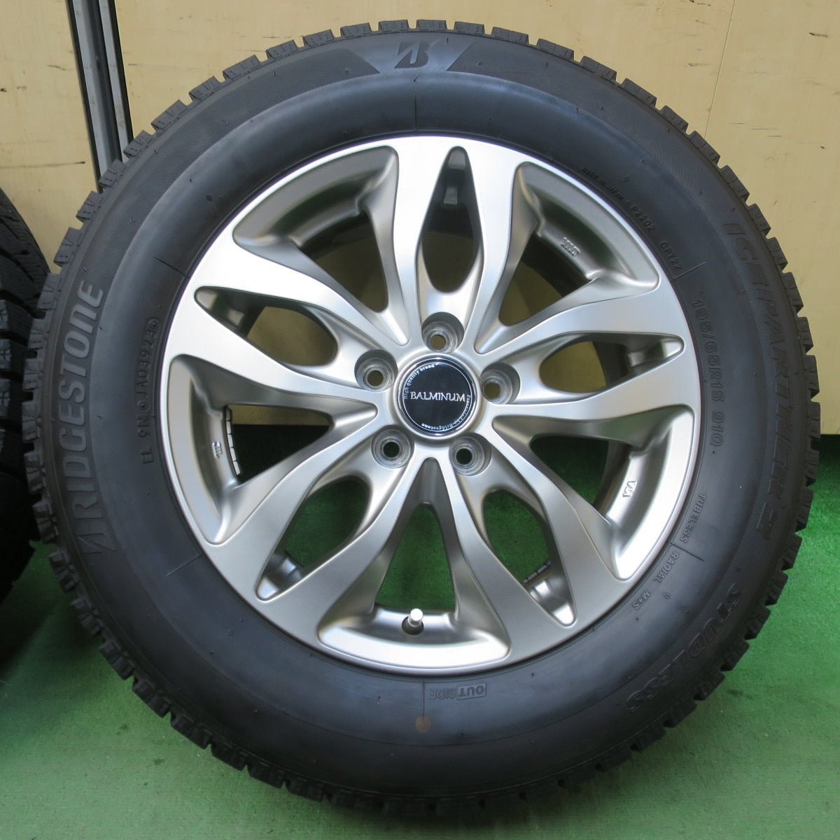 バリ溝！23年！キレイ！9.5分以上★プリウス 等 195/65R15 スタッドレス ブリヂストン アイスパートナー2 BALMINUM バルミナ 15インチ PCD100/5H★5112705イス