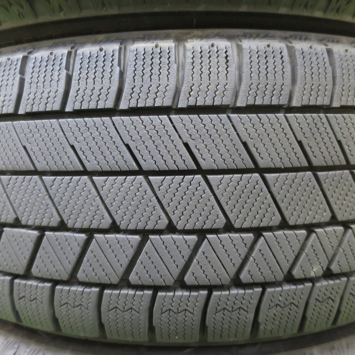 バリ溝！24年！キレイ！9.5分◎マツダ 3 ファストバック 純正 215/45R18 スタッドレス ブリヂストン ブリザック VRX3 18インチ PCD114.3/5H◎6082603NGス