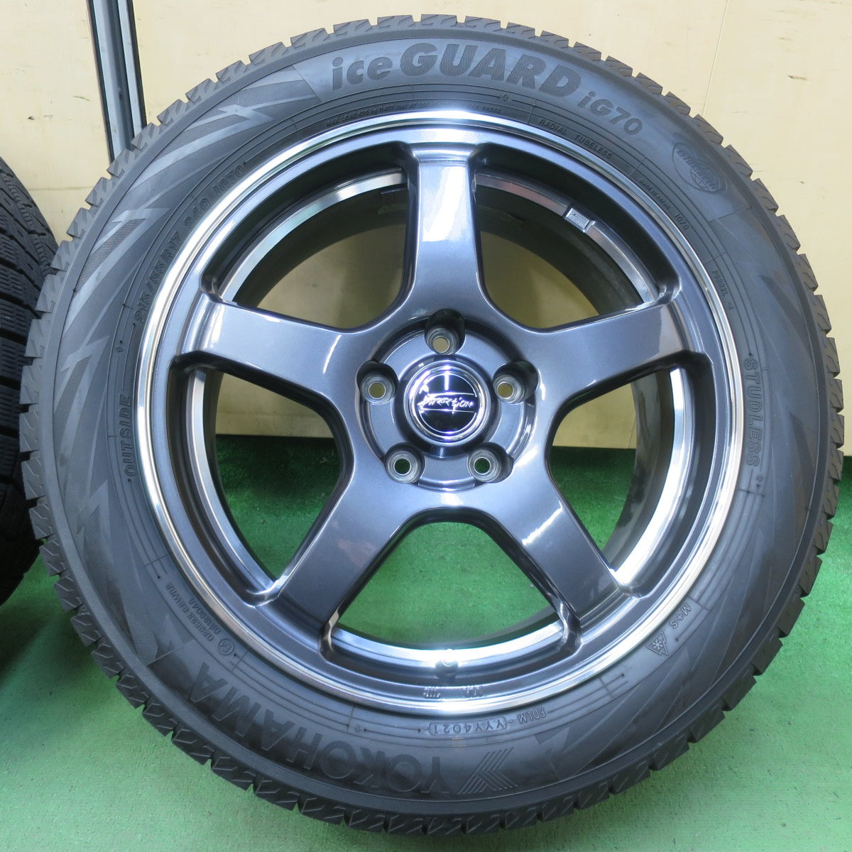 バリ溝！21年！キレイ！9.5分以上★スタッドレス 215/55R17 ヨコハマ アイスガード iG70 F-DiRECTION WS5 Fディレクション 17インチ PCD114.3/5H★5100710イス