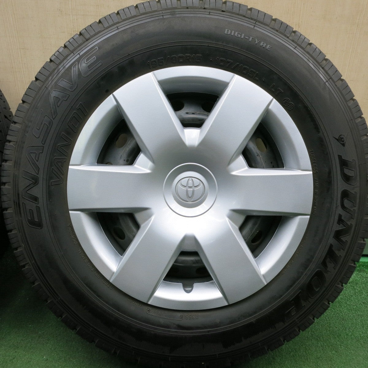 *送料無料* バリ溝！9.5分★トヨタ 200系 ハイエース 純正 スチール 195/80R15 107/105L ダンロップ エナセーブ VAN01 PCD139.7/6H★4062802HAノ