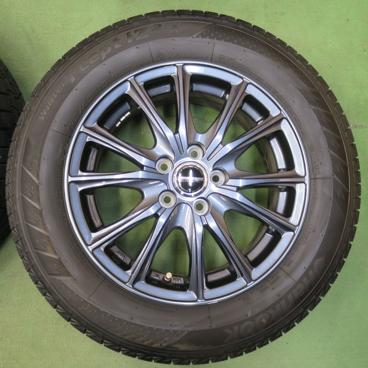 バリ溝！23年！キレイ！ほぼ10分★プリウス 等 195/65R15 スタッドレス ハンコック ウインター アイセプト IZ2A WAREN ヴァーレン 15インチ PCD100/5H★5111108イス