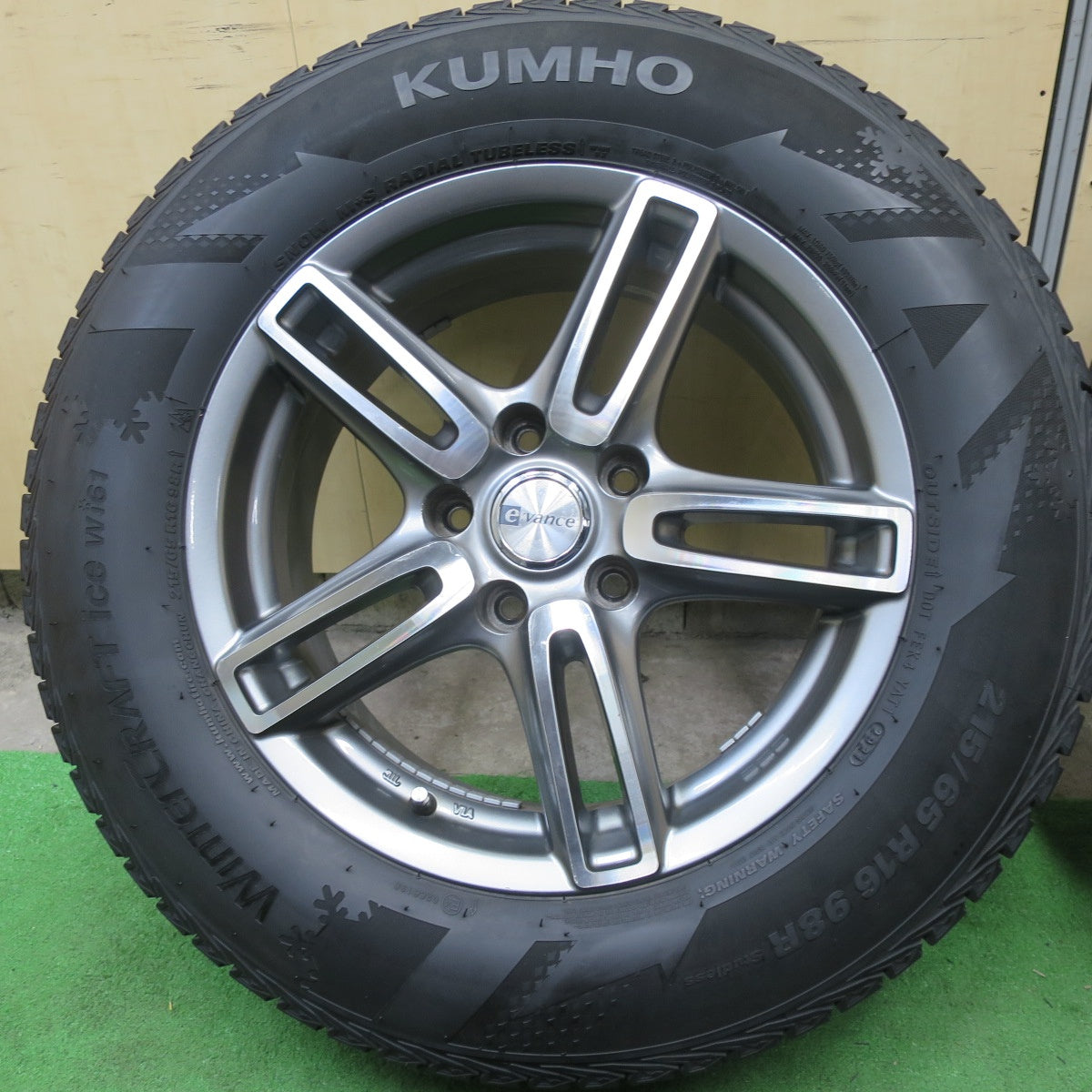 バリ溝！21年！9.5分★スタッドレス 215/65R16 クムホ ウインター クラフト アイス Wi61 e:vance エヴァンス 16インチ PCD114.3/5H★5052002TTス
