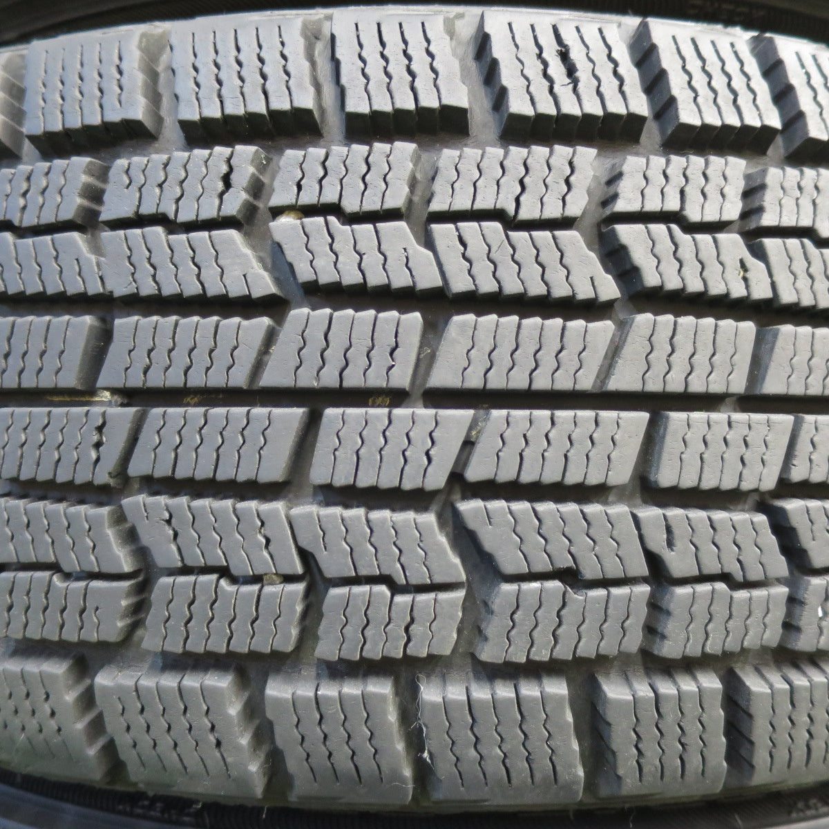 [送料無料] バリ溝！9.5分★スタッドレス 205/60R16 グッドイヤー アイスナビ ZEA Innocence イノセンス 16インチ PCD114.3/5H★4103006イス