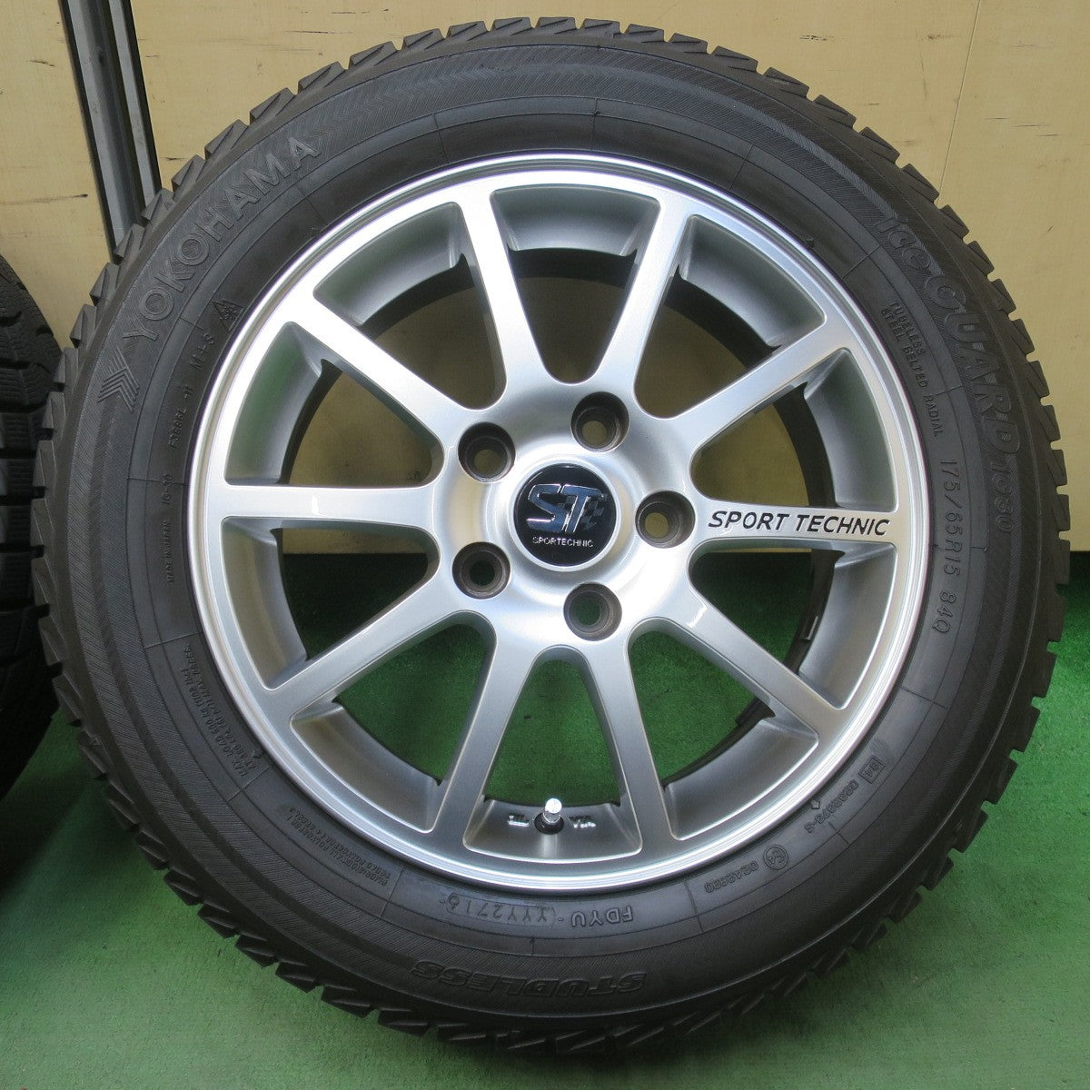 バリ溝！キレイ！9.5分★MINI ミニ クーパー 等 SPORT TECHNIC 175/65R15 スタッドレス ヨコハマ アイスガード iG30 スポーツテクニック 15インチ PCD112/5H★6042906イス