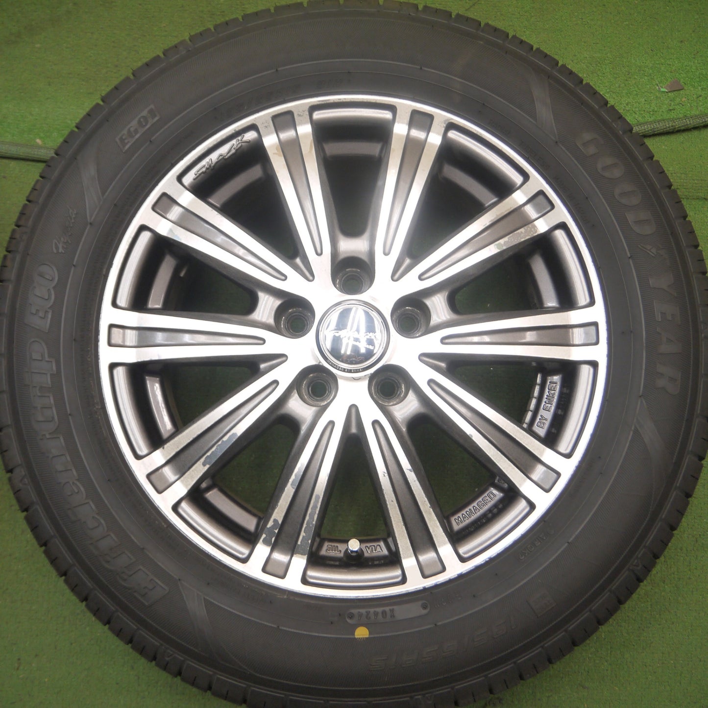 *送料無料* バリ溝！24年！9.5分★プリウス等 195/65R15 グッドイヤー EfficientGrip ECO EG01 SMACK ENKEI スマック エンケイ PCD100/5H★4062608Hノ