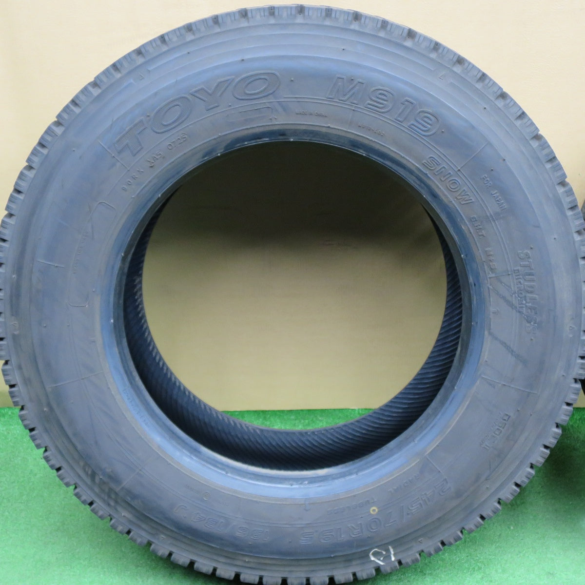 バリ溝！25年！9.5分★トラック タイヤ 245/70R19.5 136/134J スタッドレス トーヨー M919 19.5インチ★6033002NKスタ