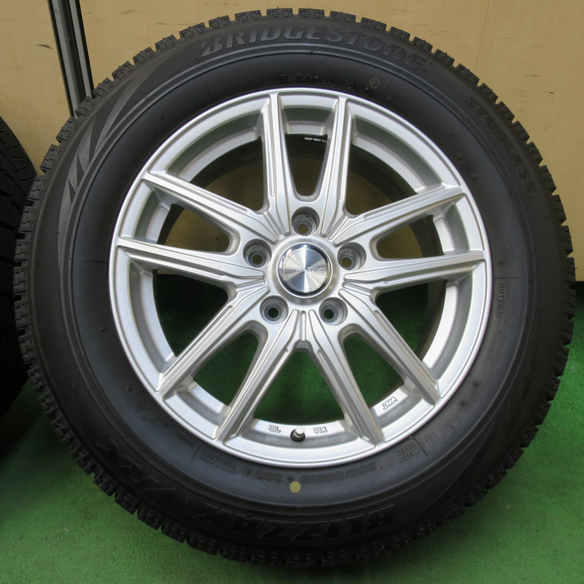 [送料無料] バリ溝！キレイ！ほぼ10分★スタッドレス 205/65R16 ブリヂストン ブリザック VRX ECO FORME エコフォルム 16インチ PCD114.3/5H★5011612イス