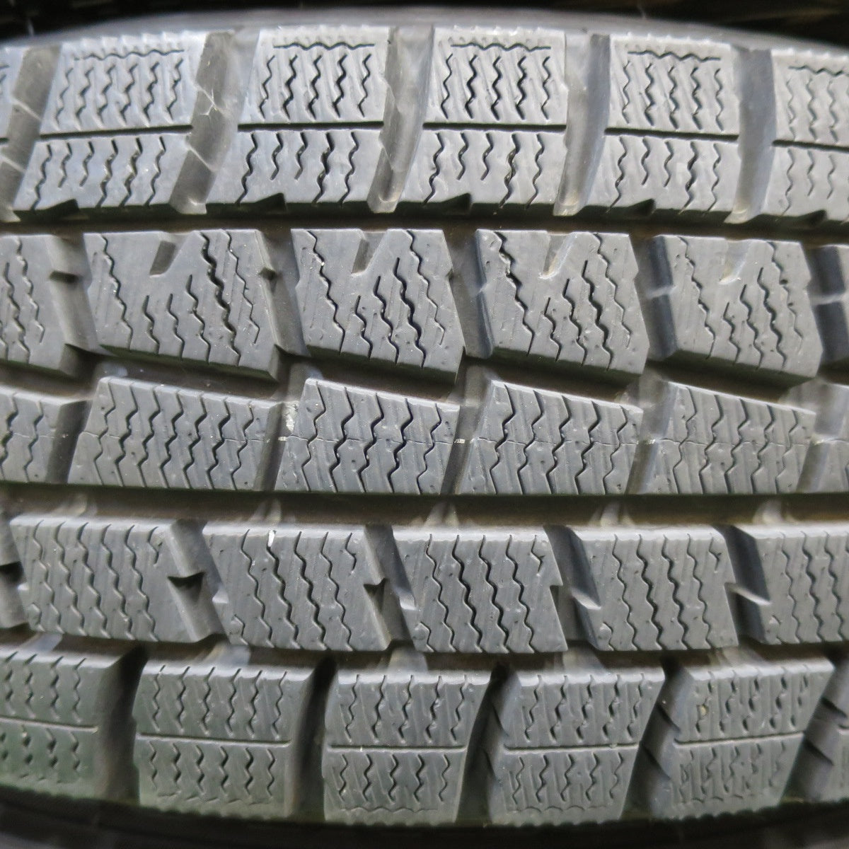 [送料無料] タイヤほぼ未使用！キレイ★スタッドレス 165/70R14 ダンロップ ウインターマックス WM01 SEIN ザイン 14インチ PCD100/4H★4093011イス