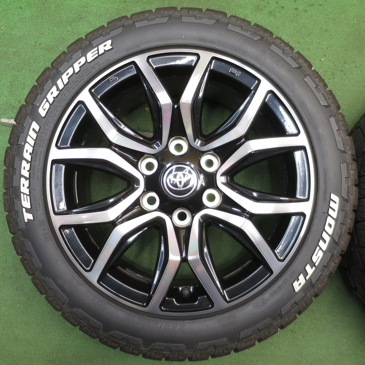 バリ溝！25年！キレイ！9.5分★ハイエース仕様 ハイラックス GR スポーツ 純正 225/55R18 モンスタ TERRAIN GRIPPER PCD139.7/6H★5080806NJノ