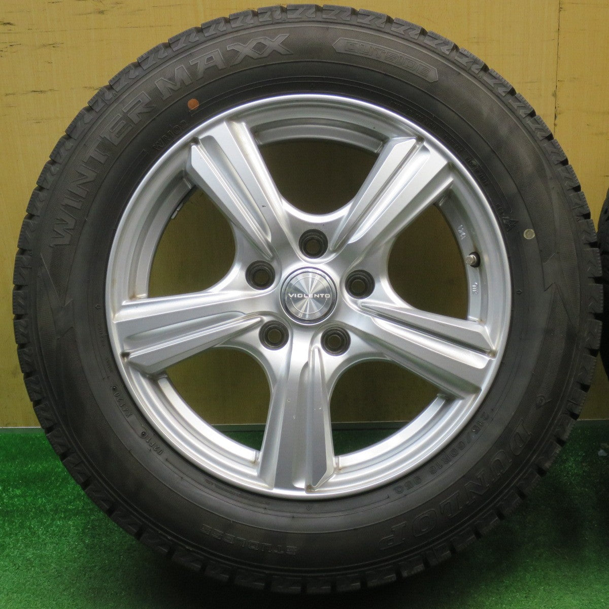 バリ溝！9.5分★スタッドレス 215/60R16 ダンロップ ウインターマックス WM02 VIOLENTO ヴィオレント 16インチ PCD114.3/5H★6021003NJス