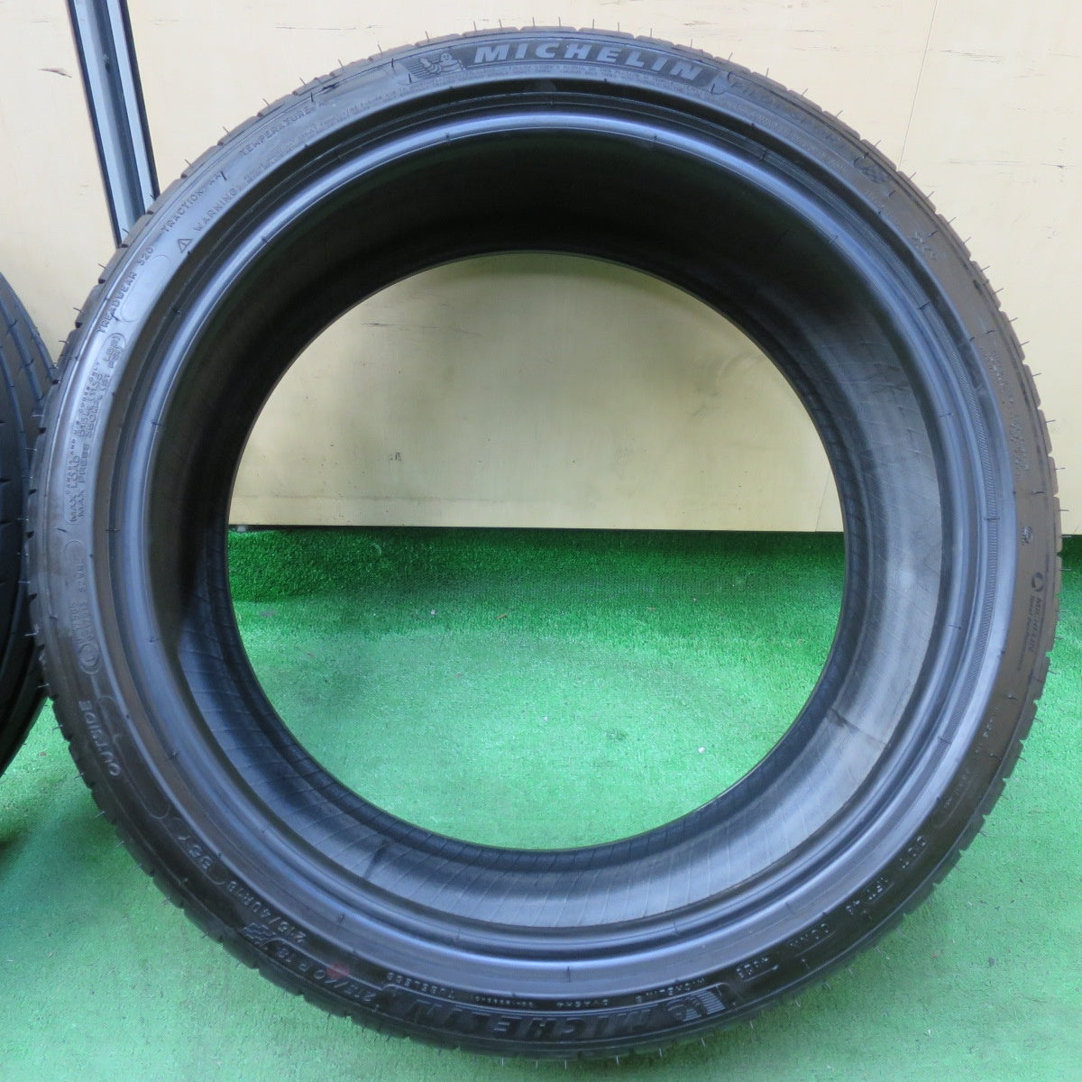 [送料無料] バリ溝！23年！9.5分★215/40R18 ミシュラン パイロットスポーツ4 タイヤ 18インチ 86 BRZ インプレッサ 等★4110604イノタ