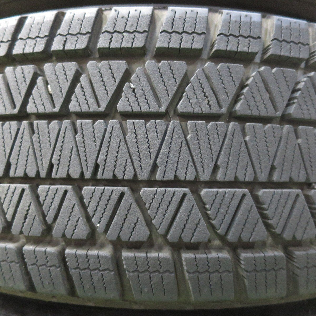 バリ溝！23年！キレイ！9.5分★スタッドレス 225/65R17 ブリヂストン ブリザック DM-V3 PREO プレオ 17インチ PCD114.3/5H★5032102イス