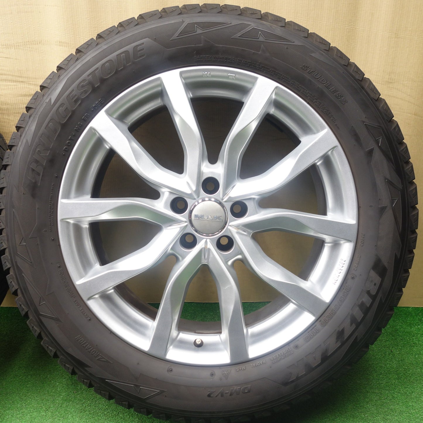 バリ溝！キレイ！9分★アウディ Q7 Q8 MAK HIGHLANDS 255/55R19 スタッドレス ブリヂストン ブリザック DM-V2 ハイランズ 19インチ PCD112/5H★6021502KTス