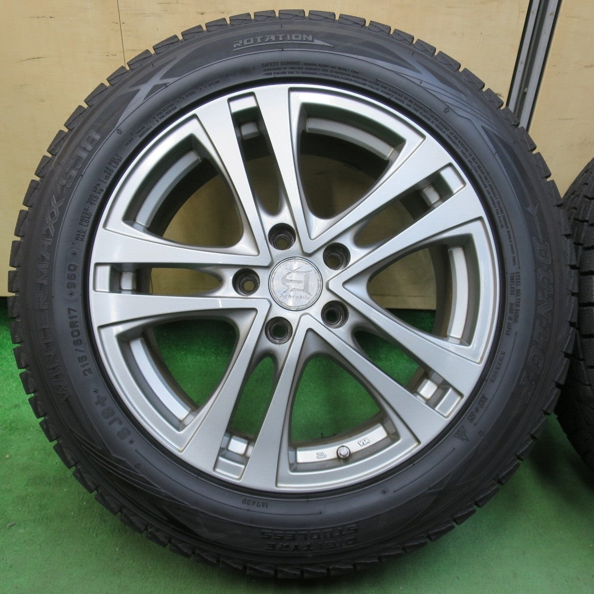 バリ溝！23年！ほぼ10分★スタッドレス 215/60R17 ダンロップ ウインターマックス SJ8 SJ8+ Aphrodite アフロディーテ 17インチ PCD114.3/5H★5012808イス