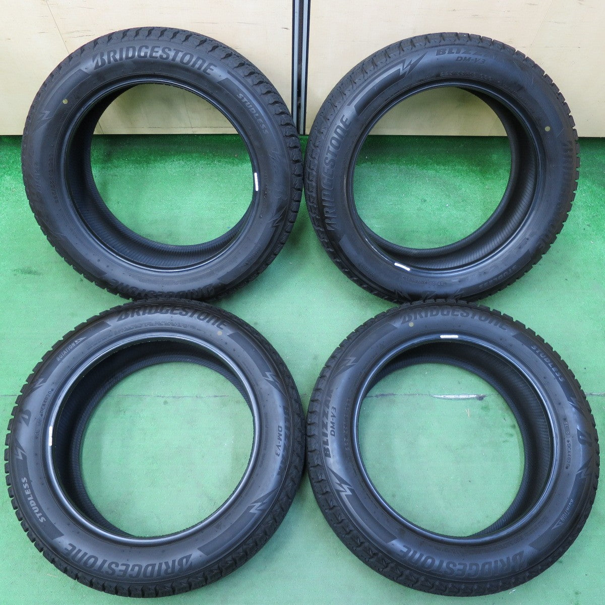 [送料無料] バリ溝！20年！9.5分★スタッドレス 225/55R18 ブリヂストン ブリザック DM-V3 タイヤ 18インチ フォレスター デリカ 等★4110504イスタ